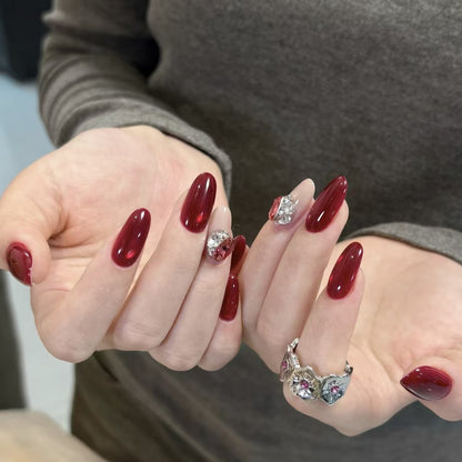 Elegante Press-On-Nagelerweiterungen mit dekorativen Edelsteinschmuckakzenten