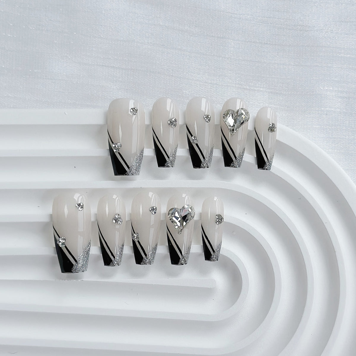 Künstlerisches Press-On Nagelkunstset mit Herz- und himmlischen Designs