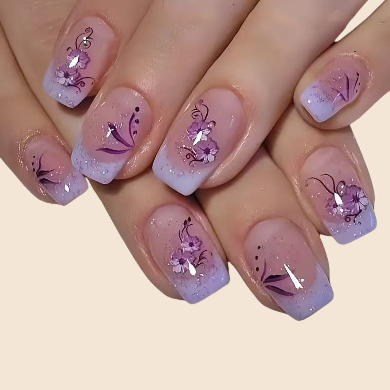 Kunstnagelset mit floralen Akzenten Brehn