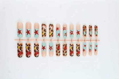 Kunstnagelset mit trendigem Leoparden- und Sternendesign Brehn