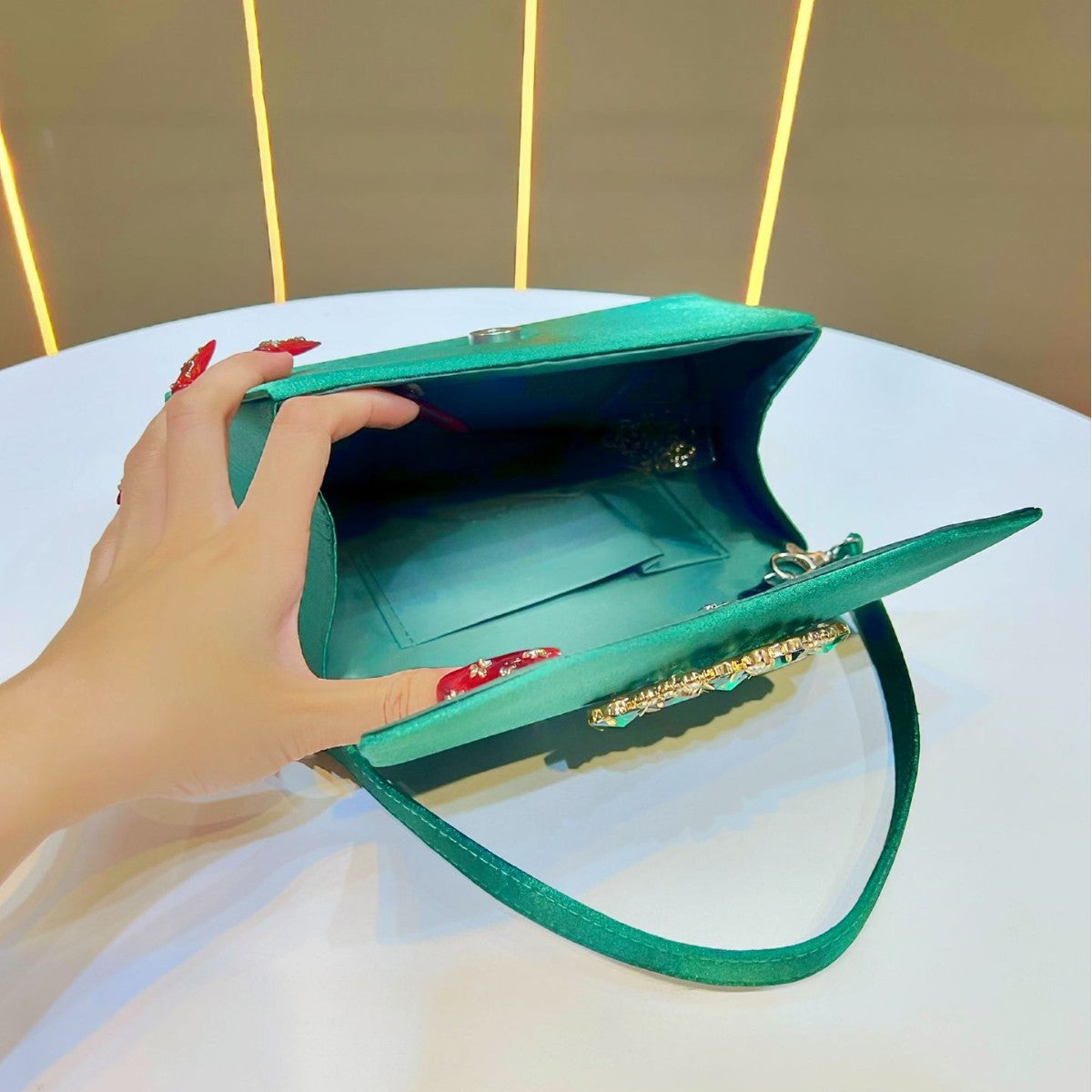 Elegante abendliche Handtasche mit Strasssteinen