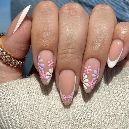 Kunstvolle Nagelkunst mit floralen Verzierungen Brehn