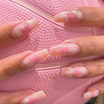 Kunstvolle Gel-Nägel mit elegantem Floral-Design und Glitzerakzenten Brehn