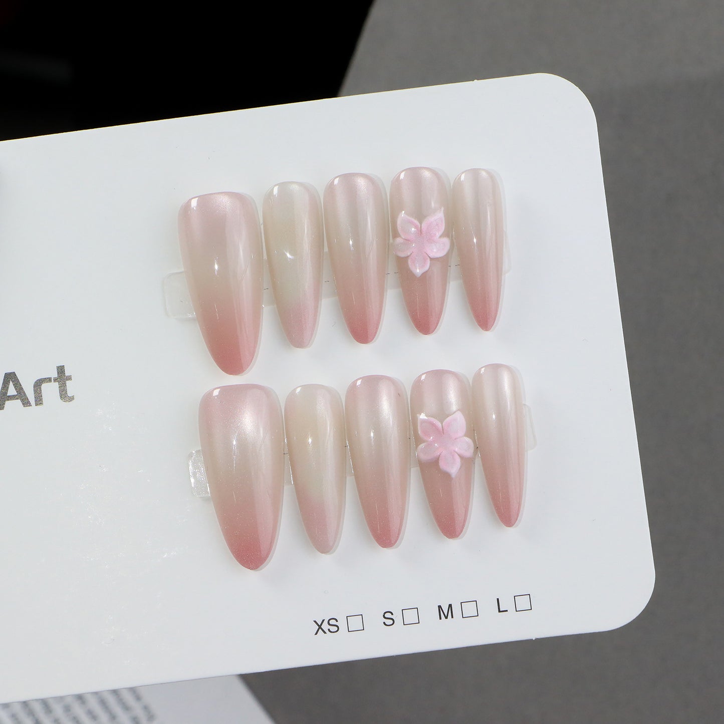 Elegantes Press-On-Nagel-Set mit floralen Akzenten Brehn