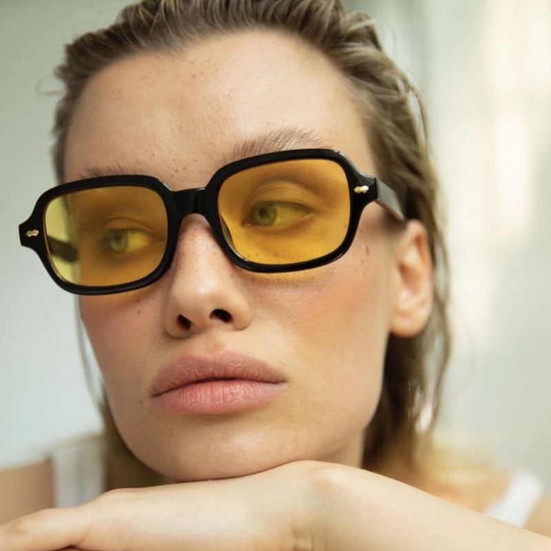 Damen modische Sonnenbrille mit kantigem Rahmen und gelben Gläsern Brehn