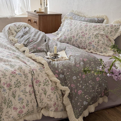 Wendbare Steppdecke im Vintage‑Botanik‑Design mit Volant und passenden Kissenbezügen