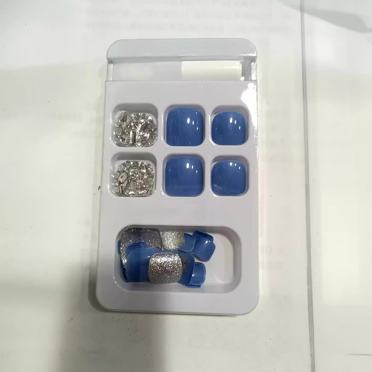 Dekoratives Press-On Nagelset mit Strassakzenten Brehn