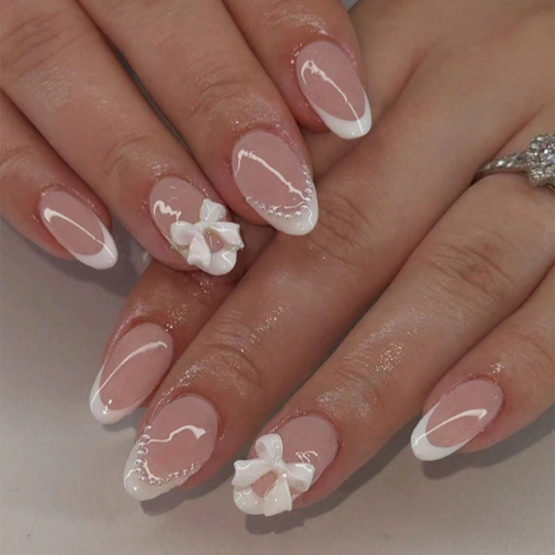 Kunstnagelset mit eleganten Blütenverzierungen und modischem French-Tipp Brehn