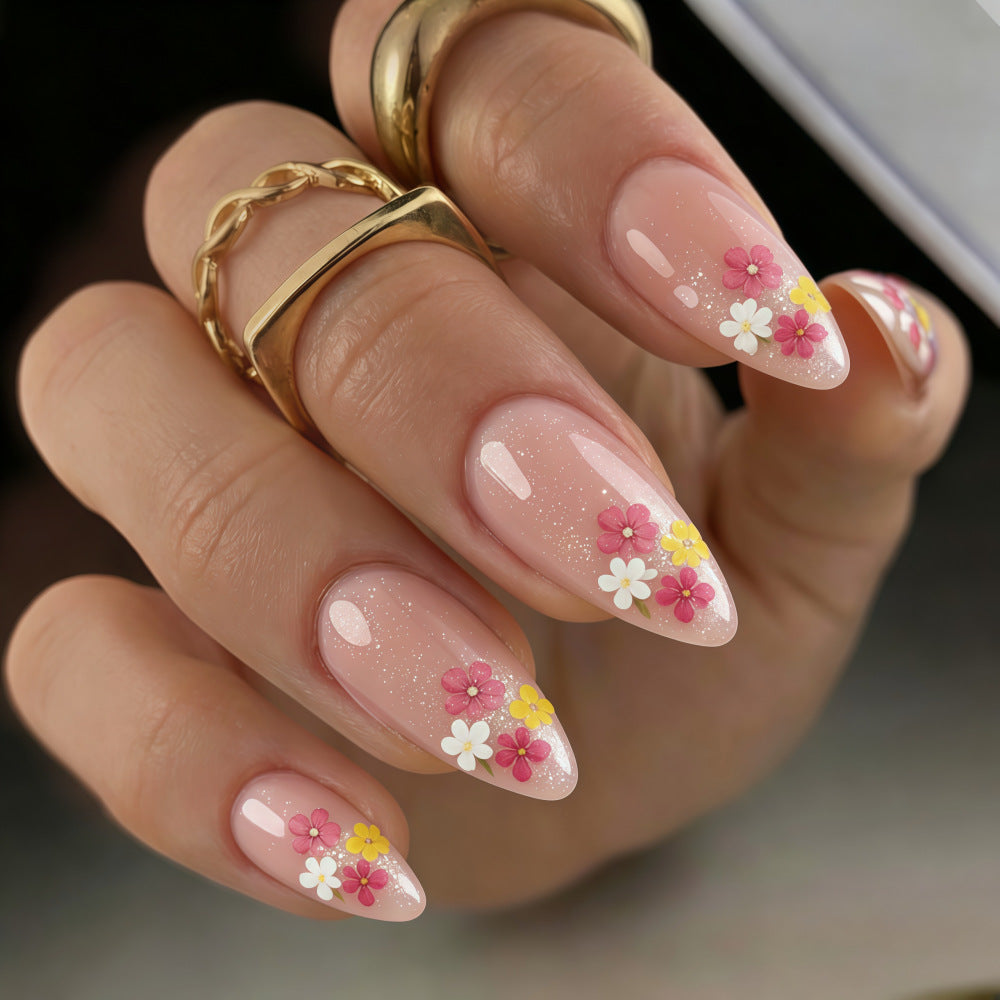 Kunstnägel mit floralen Akzenten Brehn