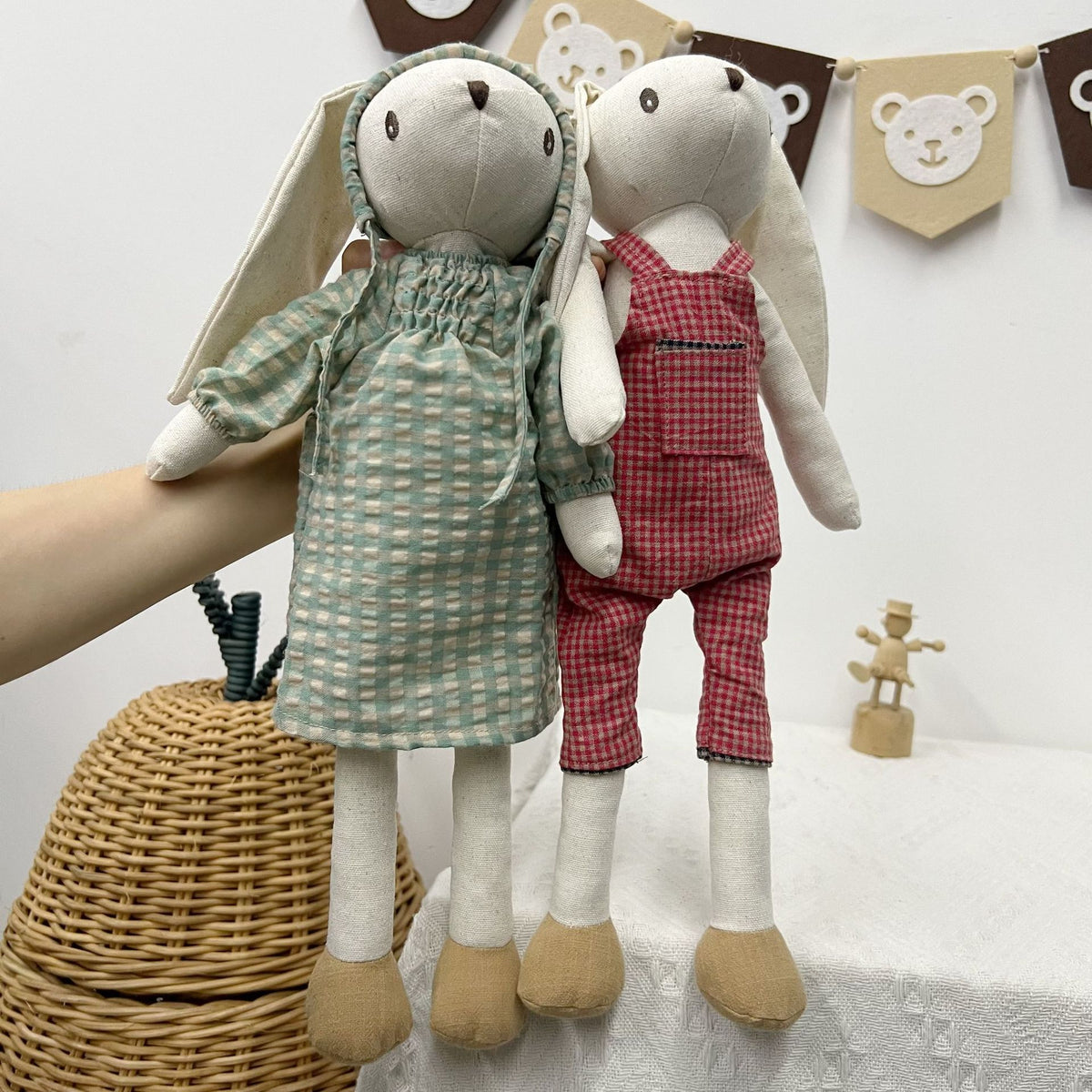 Handgefertigte Leinen-Hasenpuppe mit langen Ohren und Gingham-Latzhose