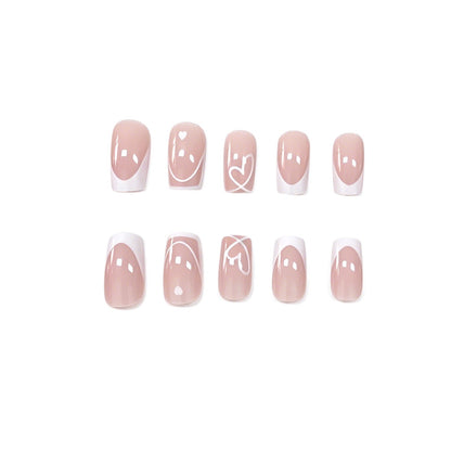Herz- verziertes französisches Nagelkunst Brehn