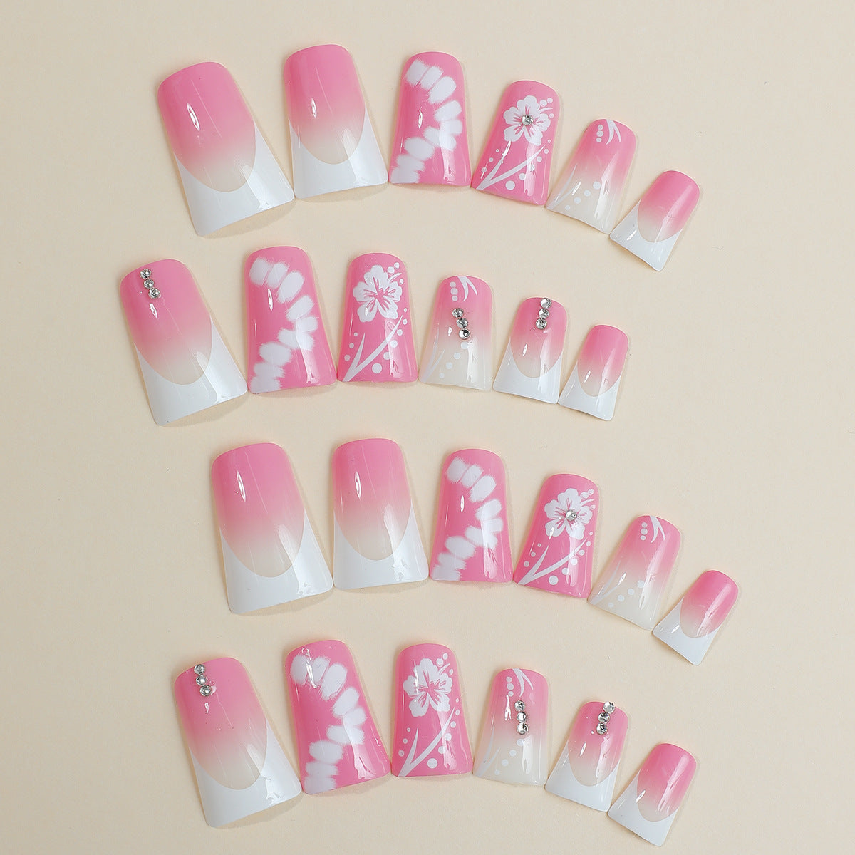 Kunstnagelset mit eleganten Floral-Designs und Glitzerakzenten Brehn
