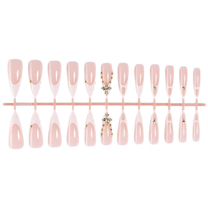 Elegantes künstliches Nagelset mit einzigartigen Verzierungen Brehn