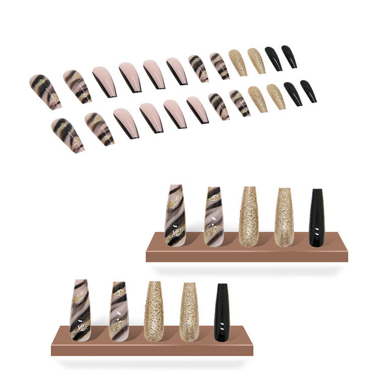Kunstnagelset mit luxuriösen goldenen Akzenten und eleganten Designs Brehn