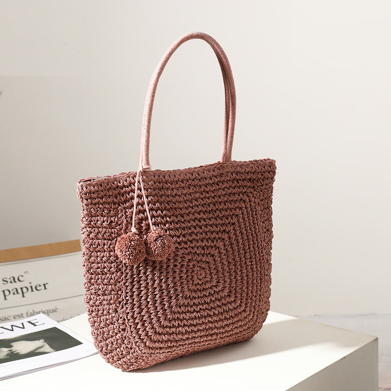 Handgefertigte Basttasche mit Pompon Details Brehn