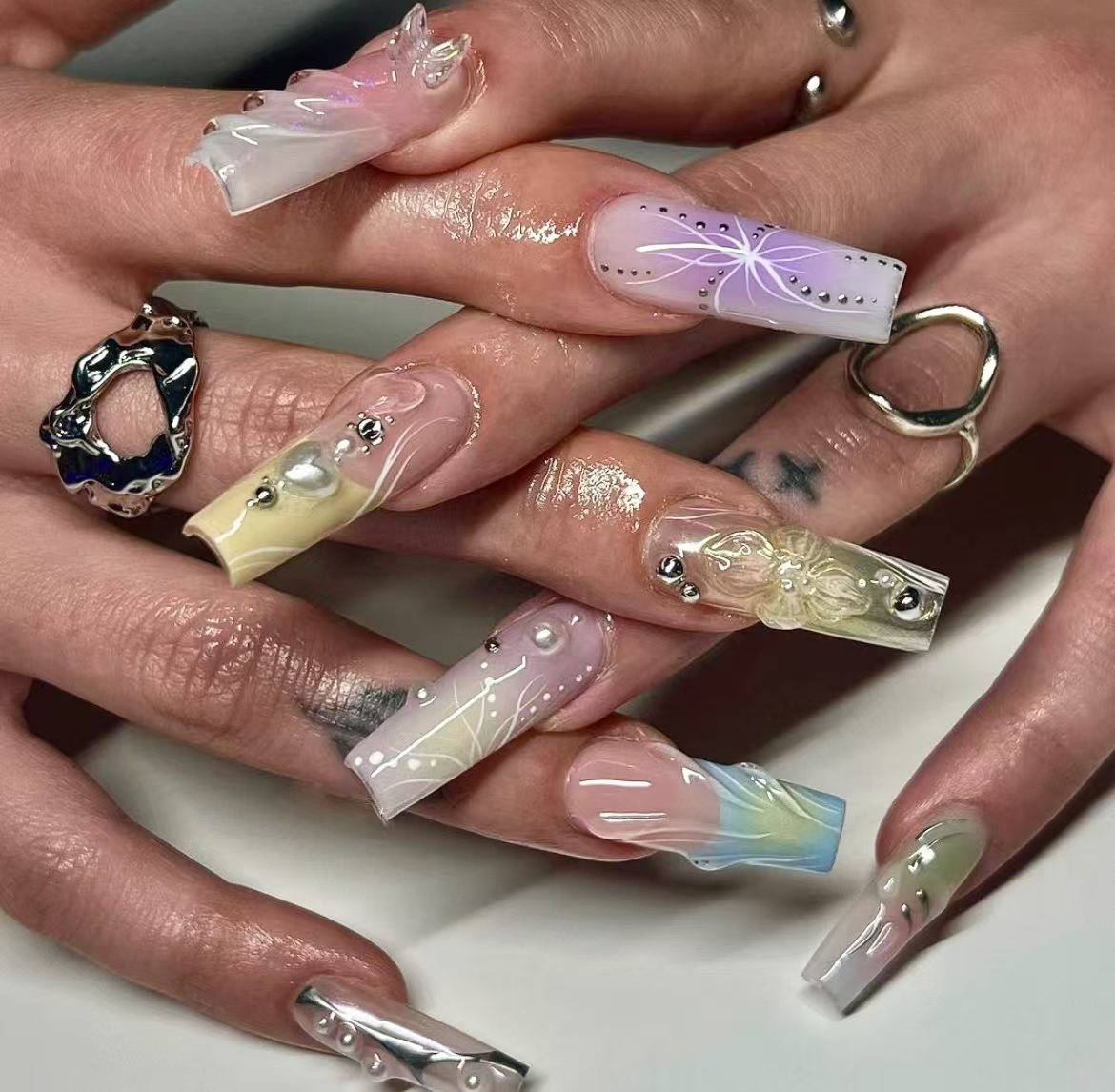 Kunstnagelset mit eleganten floralen und glitzernden Akzenten Brehn