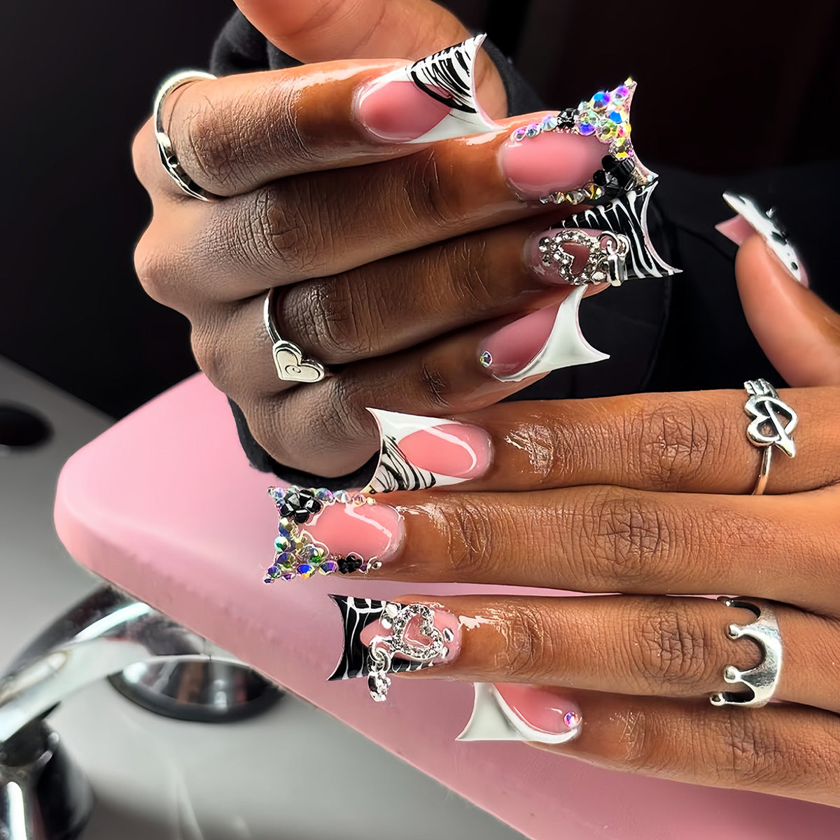Glamouröse mit Rhinestones verzierte Presse-on-Nagel-Set Brehn