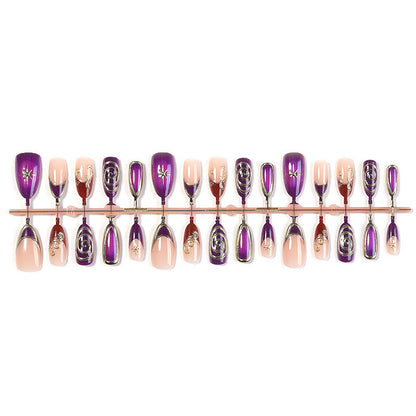 Glamouröses Kunstnagelset mit edlen Verzierungen Brehn