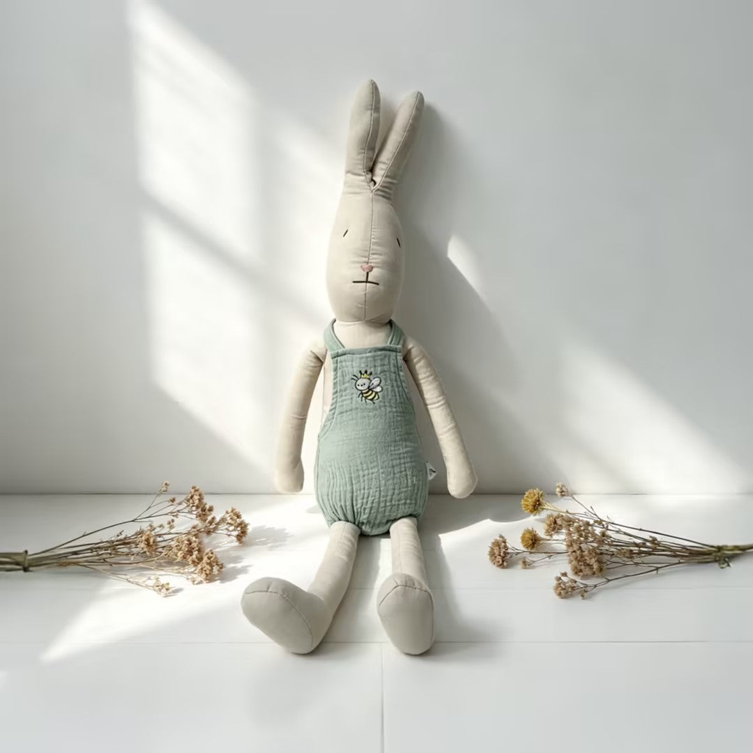 Plüsch-Langohren-Hasenpuppe mit Musslin-Overall