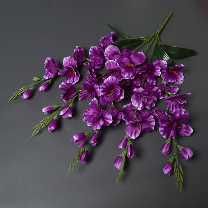 Lebensechte dekorative Blumenstrauß