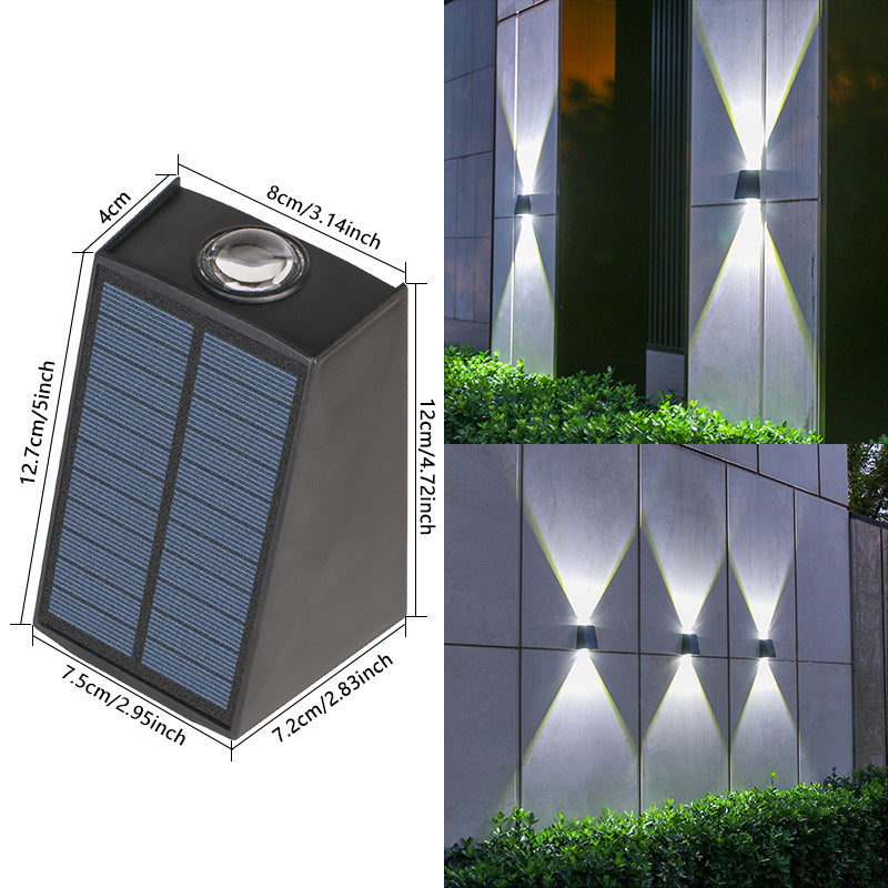 Abgewinkelte bidirektionale Solar-LED-Wand-Uplight-Downlight mit integriertem Photovoltaikpanel und Prismenlinse Brehn