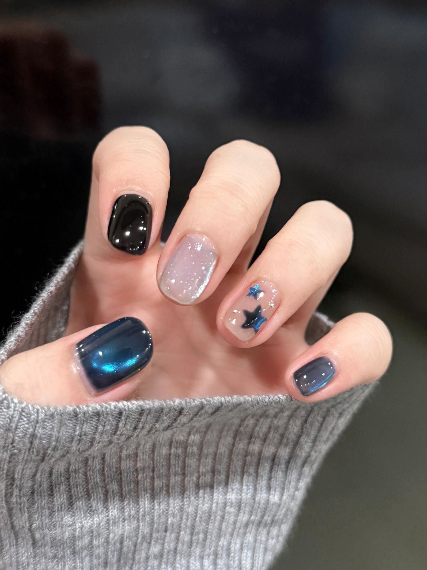 Kunstnägel mit Elegantem Sternendesign und Schimmernden Effekten Brehn