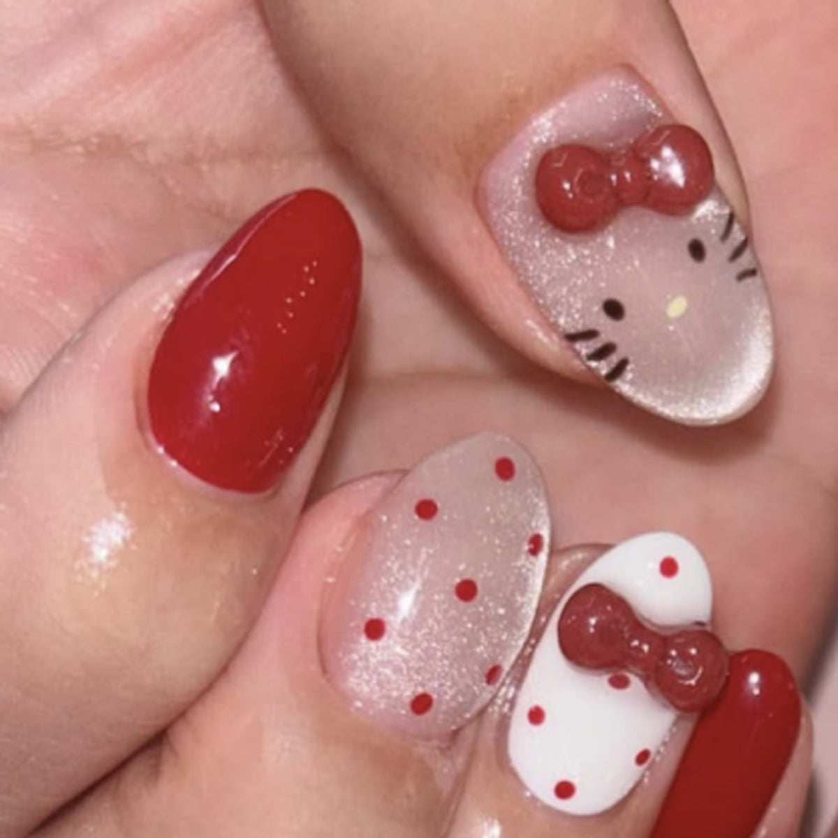 Künstliche Nagelkunst mit verspielten Punkten und Schleifen Brehn