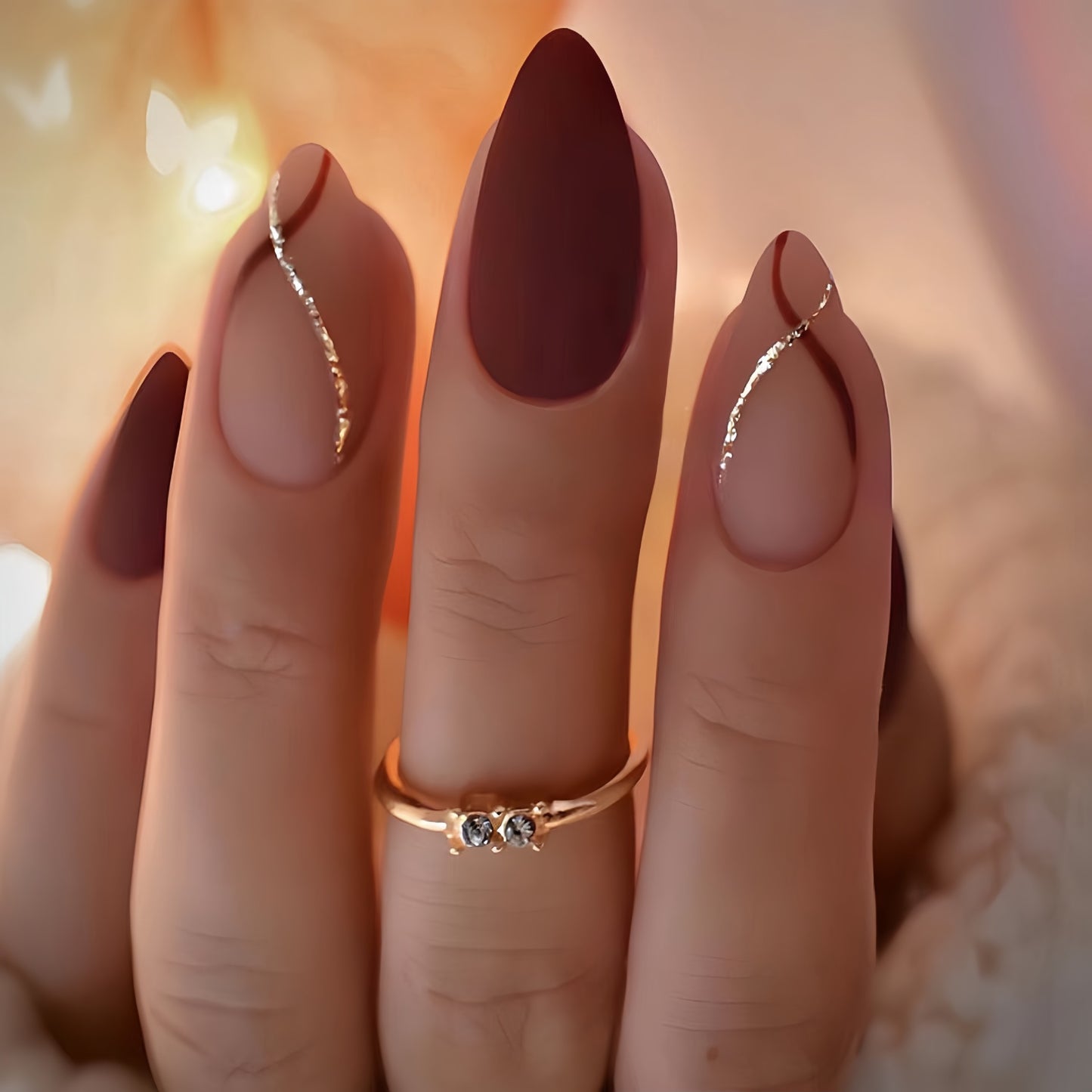 Künstlerisches Press-On-Nagelset mit luxuriösen metallischen Akzenten Brehn