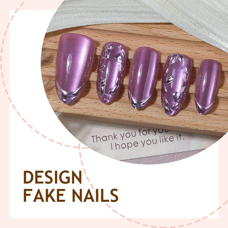 Elegantes Kunstnagelset mit schimmernden Akzenten und dekorativen Designs Brehn