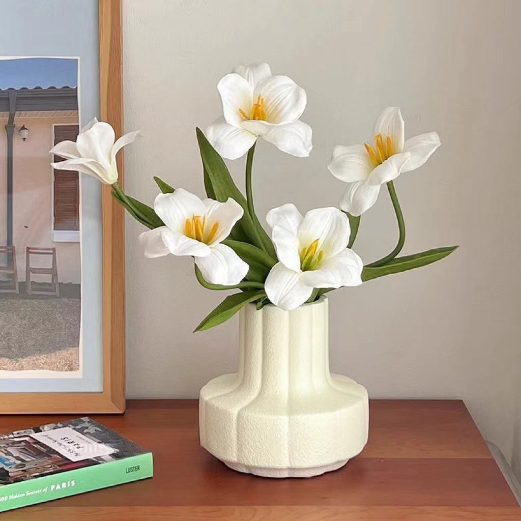 Realistischer Seidenblumenstrauß