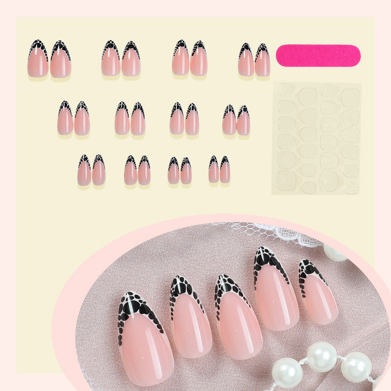 Kreatives Kunstnagelset mit eleganten Spitzenakzenten Brehn