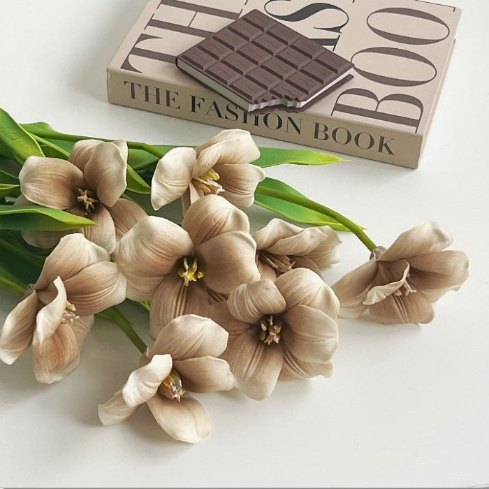 Realistische Orchideen-Blumenarrangement