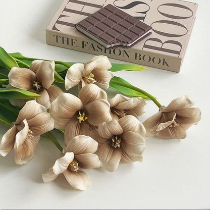 Realistische Orchideen-Blumenarrangement