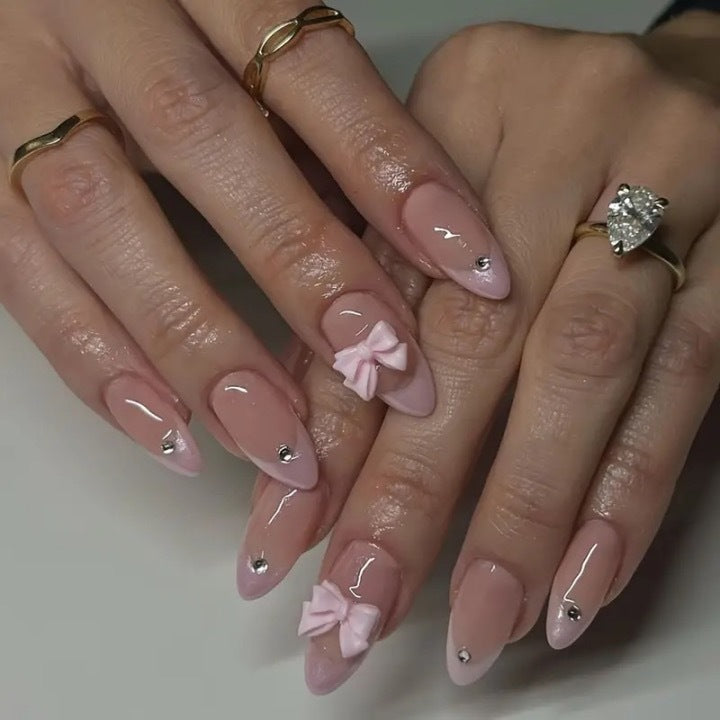 Glamouröse Nagelkunst mit Schleifen-Detail Brehn
