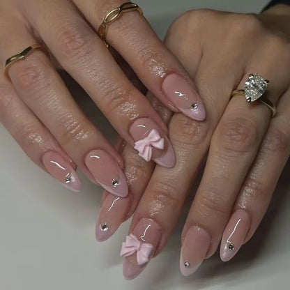 Glamouröse Nagelkunst mit Schleifen-Detail Brehn