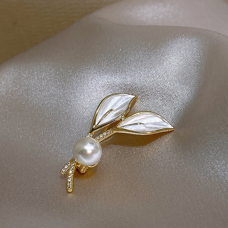Elegante Brosche mit Perl- und Strassdetails Brehn