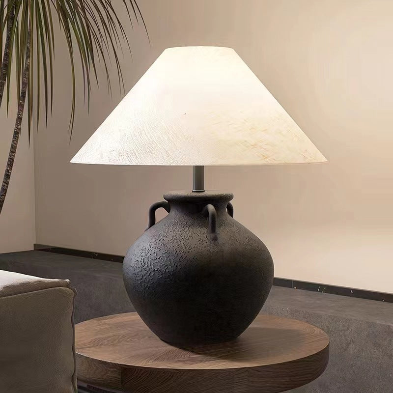Dekorative Tischlampe mit einzigartigem Keramikfuß