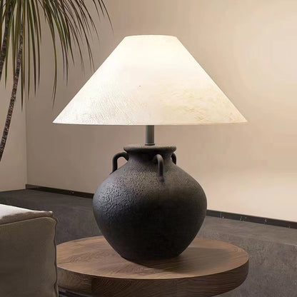 Dekorative Tischlampe mit einzigartigem Keramikfuß