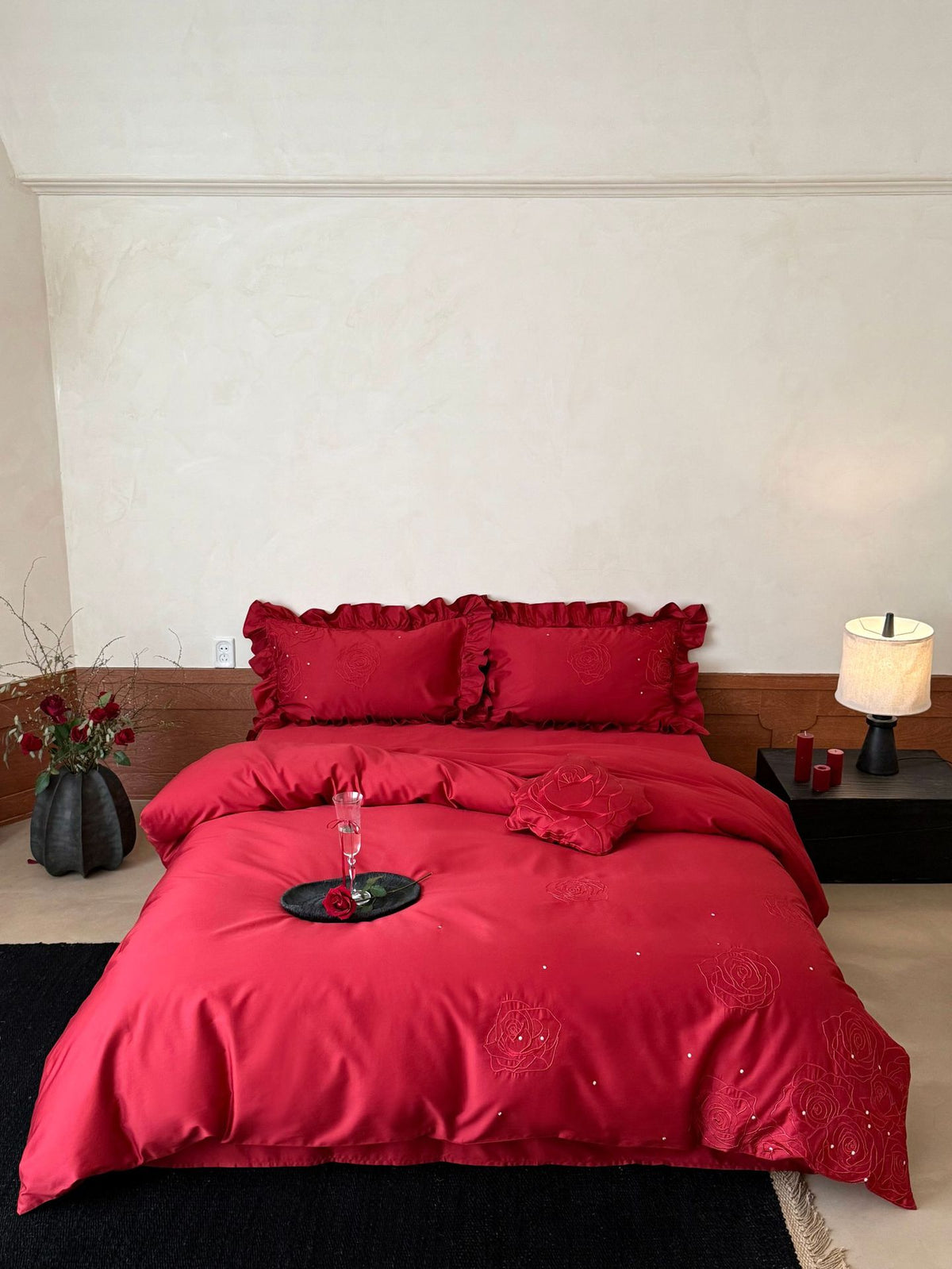 Satin-Bettwäsche-Set mit Rosenstickerei, Rüschenkissen und Dekokissen Brehn