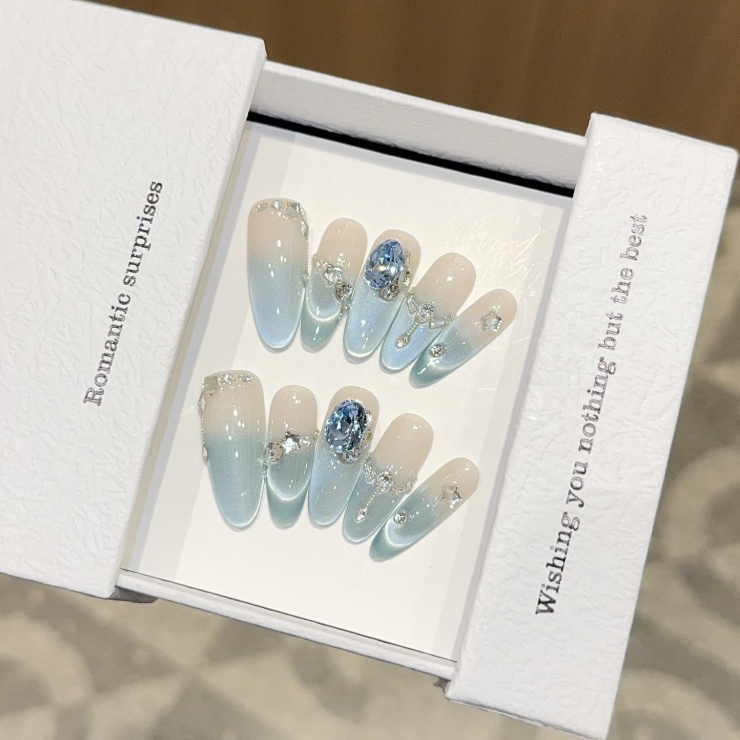 Kunstnagelset mit Romantischem Design und Glitzerelementen Brehn