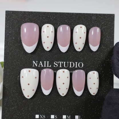 Künstliche Fingernägel mit eleganten Punkten und glamourösen Akzenten Brehn