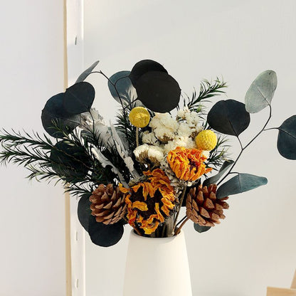 Trockenblumenarrangement mit Tannenzapfen und natürlichen Akzenten