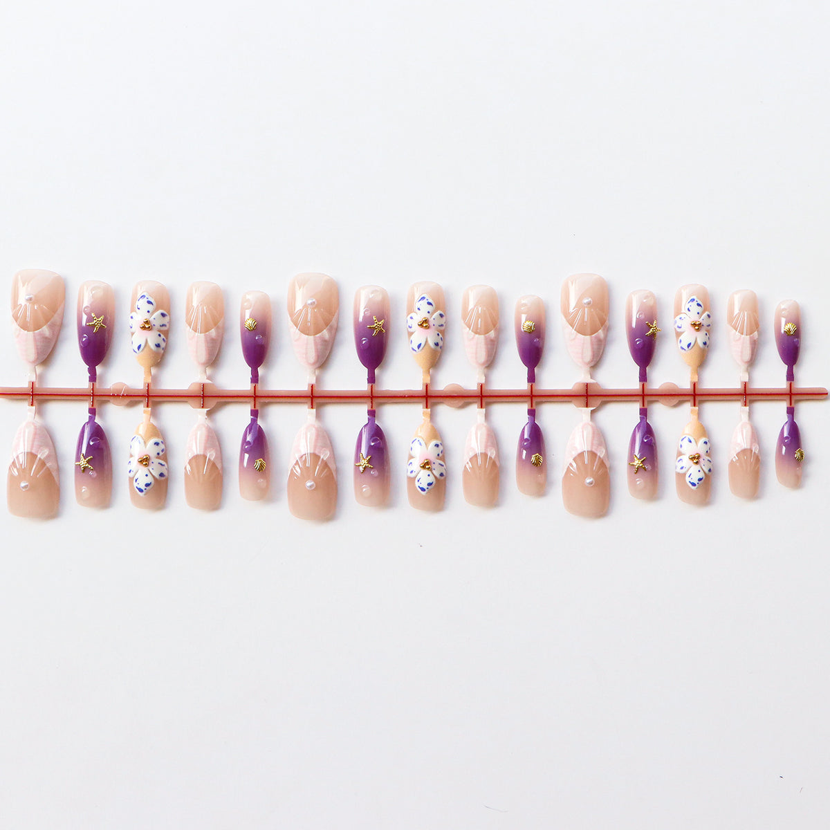 Künstlerisches Press-On-Nagelset mit floralen Akzenten