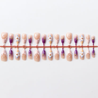 Künstlerisches Press-On-Nagelset mit floralen Akzenten