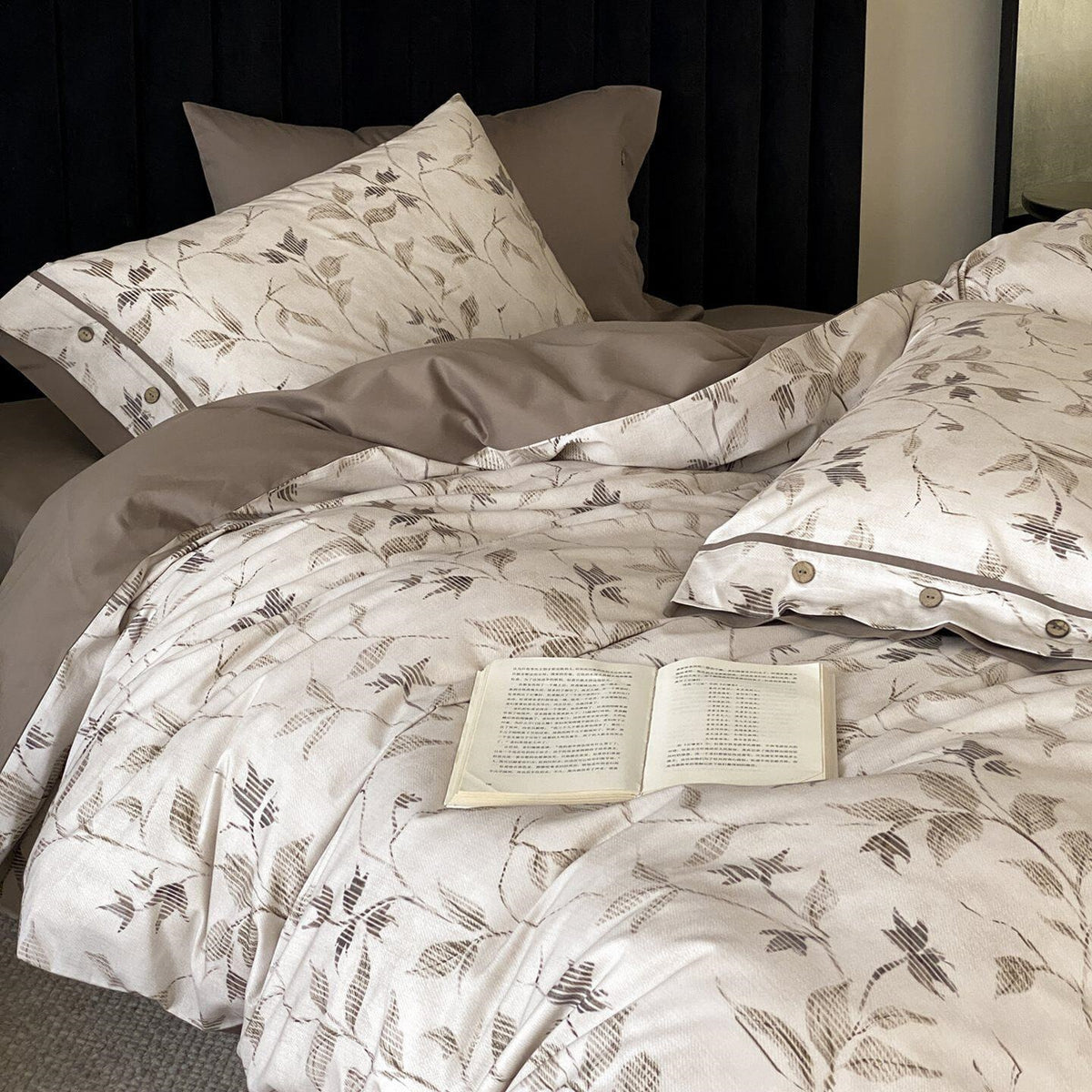 Bettbezug-Garnitur mit feinem Blatt-Jacquard, Knopfverschluss und Hotelnaht