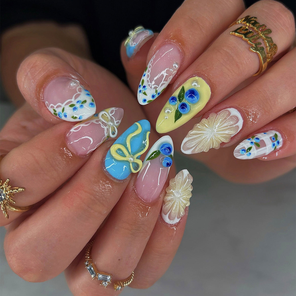 Künstlerisches Press-on-Nagelset mit floralen und Schleifenmustern Brehn