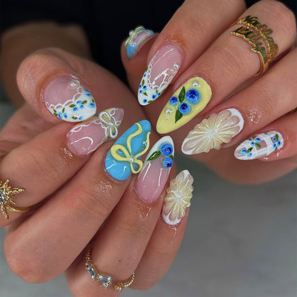 Künstlerisches Press-on-Nagelset mit floralen und Schleifenmustern Brehn