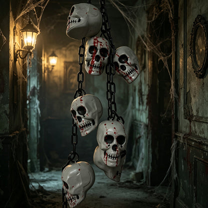 Gruselige Totenkopfketten-Dekoration
