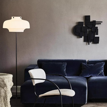 Zeitgenössische Tischlampe mit elegantem Opalglas-Schirm und Vintage-Messingbasis