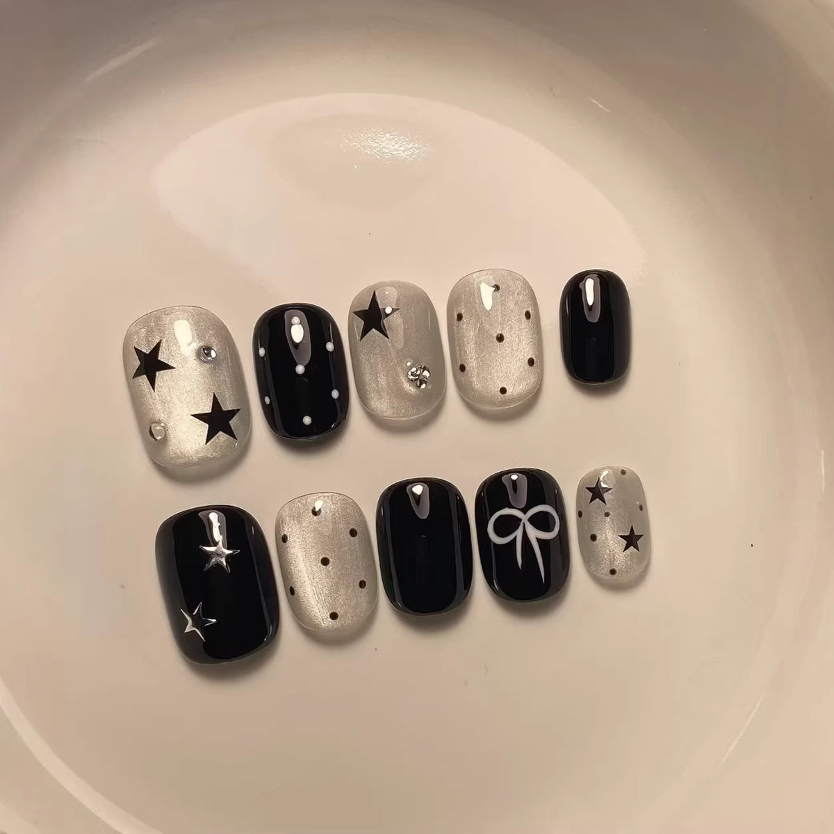 Dekoratives Press-On Nagelkunst-Set mit Stern- und Schleifendesigns